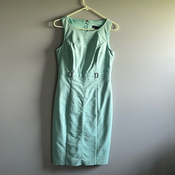 Le Chateau Women’s Sz. Small Fitted Midi Dress - Picture 3 of 5